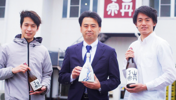八木酒造部の杜氏・村上浩由さんと、学生地酒プロモーショングループ「SakeEx」の濱村駿介さん、北尾友二さん