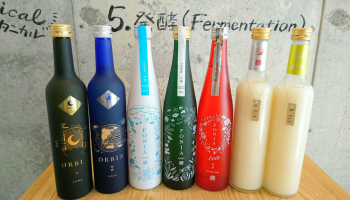 日本酒ベンチャー・株式会社WAKAZEのお酒が並んでいる写真