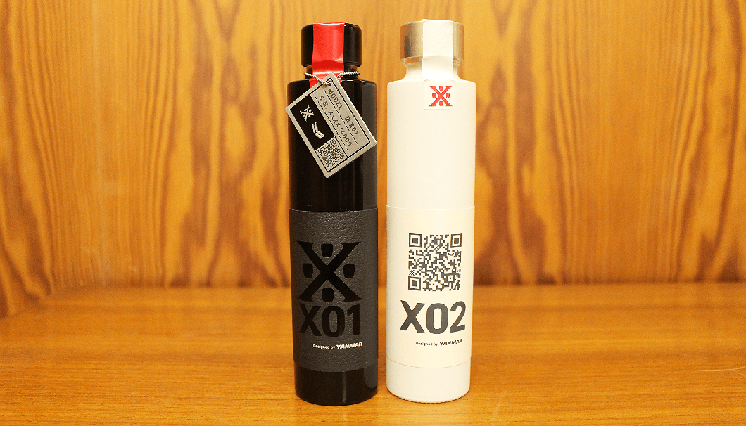 黒いボトルの「沢の鶴 X01」と白いボトルの「沢の鶴 X02」