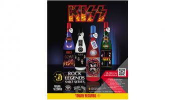 タワーレコードの「ROCK LEGENDS SAKE SERIES／ロックレジェンズ酒シリーズ」第一弾、KISSのロゴラベルの日本酒が並んでいる画像