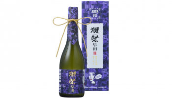 『獺祭 純米大吟醸 磨き二割三分 早田 「ANNA SUI」×「KANSAI YAMAMOTO」』の化粧箱とボトルの画像