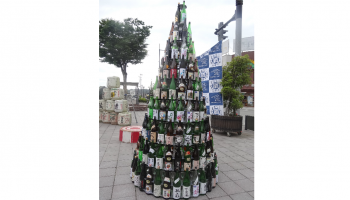日本酒ボトルがピサの斜塔のように積み上がった写真