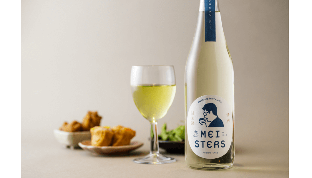 「MEISTERS 特別純米酒 フレッシュ&フルーティー」のボトル、グラス、料理が並んでいる写真
