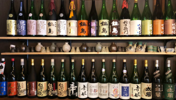 「そばダイニング 龍庵（りゅうあん）」の日本酒ボトル