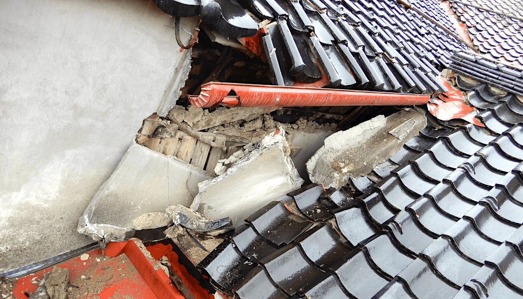 羽根田酒造の屋根が破損している写真