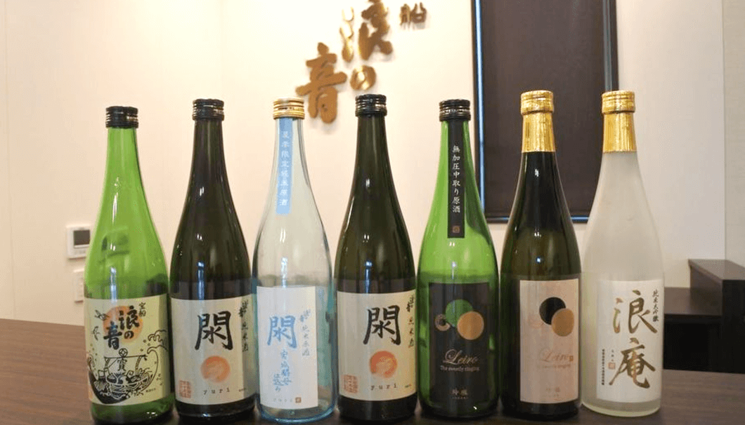 宮城県名取市閖上で日本酒を醸す佐々木酒造の商品を並べた写真