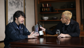 十四代を醸す高木酒造の杜氏・高木顕統(たかぎあきつな)さんと中田英寿さんが対談している写真