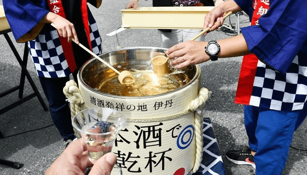 「全国一斉 日本酒で乾杯！2019」×「伊丹郷町酒ガイド2019」の鏡割り