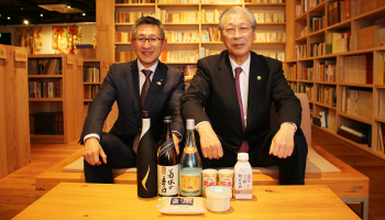 菊水酒造5代目の髙澤大介氏(写真左)と新発田市長の二階堂馨氏