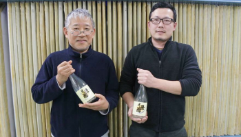 光栄菊酒造の日下智社長(写真左）と、杜氏の山本克明さん
