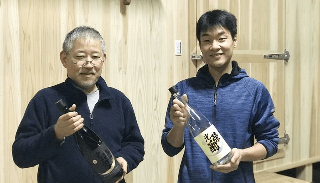 光栄菊酒造の日下智社長(写真左）と、田下裕也取締役