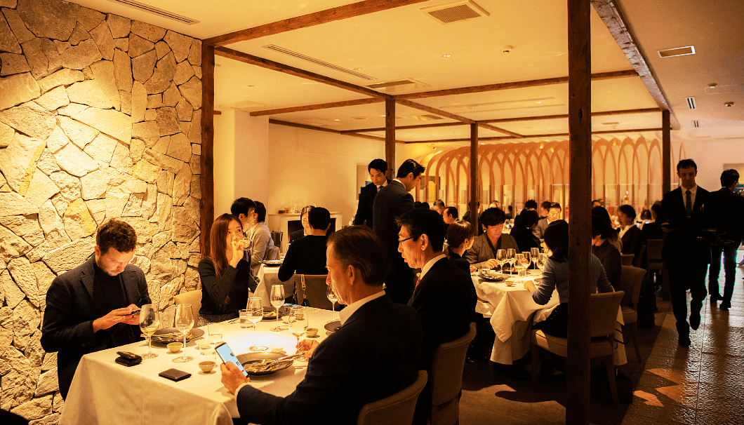 「AZUR et MASA UEKI」で行われた、コース仕立ての料理と「加温熟成解脱酒」を楽しむ試飲イベントの様子