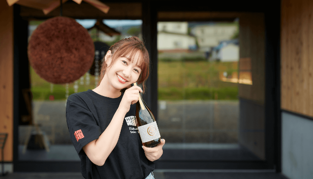 唎酒師・モデルの高田秋がプロデュースした日本酒「秋華七 AKIHANA」