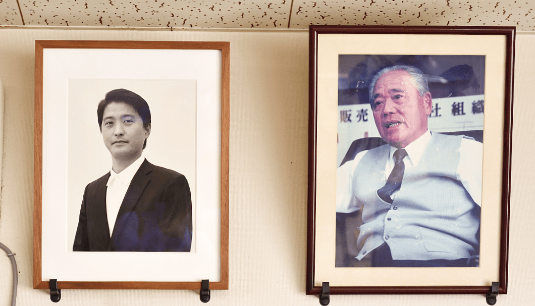 大倉社長と祖父の窪添竜温さん（写真右）