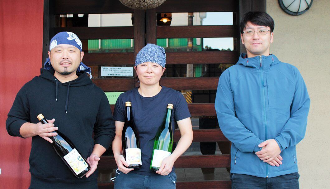 荒井裕光さん、敦子さん夫妻と、有賀醸造の有賀裕二郎さん（写真右）