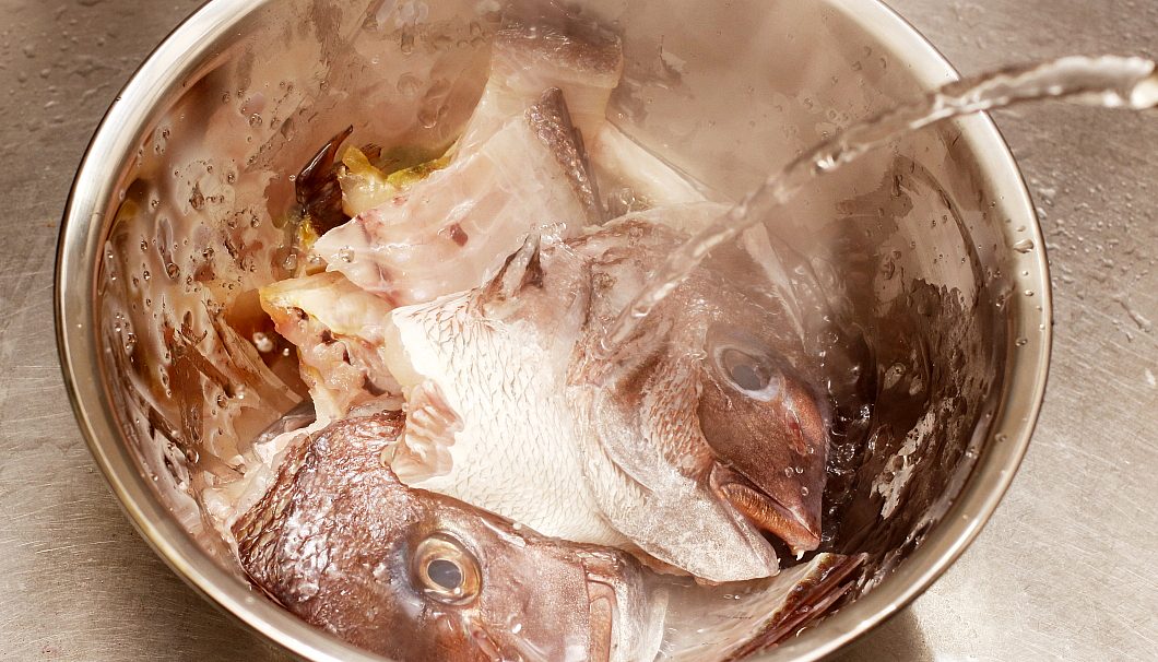 「鯛のあら炊き」の手順：霜降り
