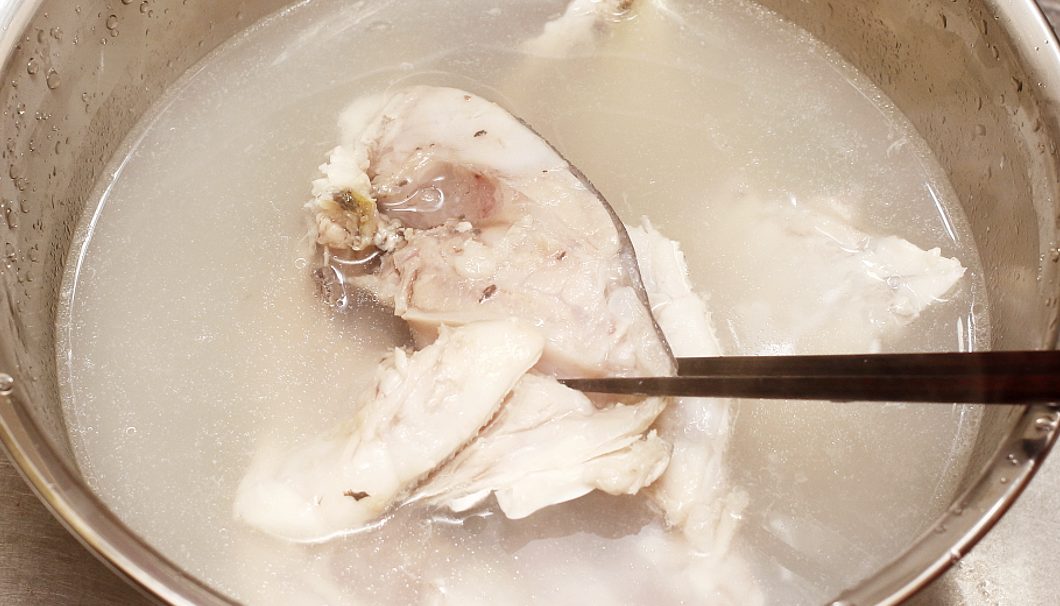 「鯛のあら炊き」の手順：うろこや血合いを取り除く