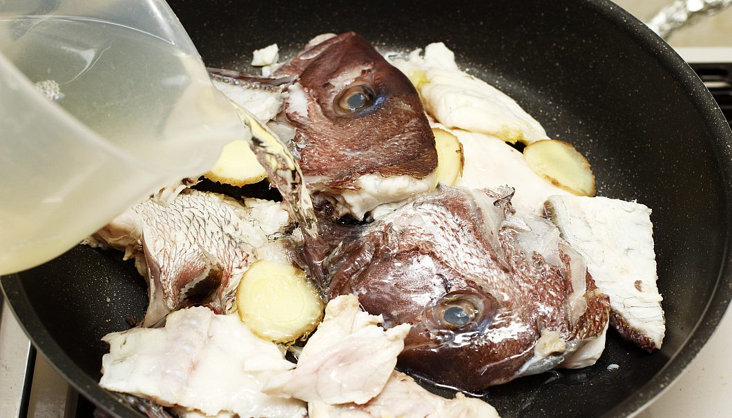 「鯛のあら炊き」の手順：出汁を注ぐ