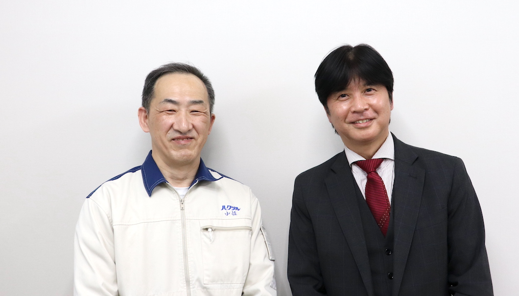 2013年当時に白鶴酒造の杜氏だった小佐光浩さん(左)と生産本部部長だった松永將義さん(右)