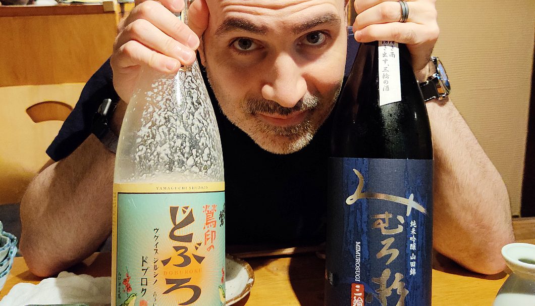 日本酒を楽しむジョン・プーマさん