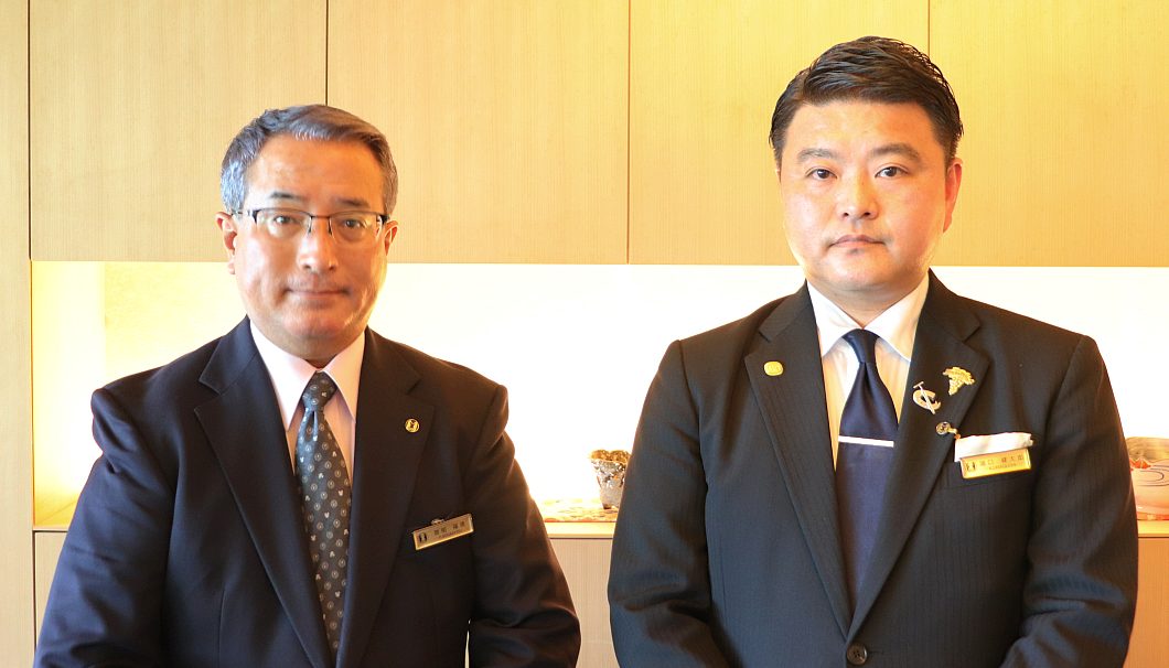 鳥羽国際ホテル 総支配人の惣明福徳さん（写真左）と、フレンチレストラン「シーホース」のソムリエ・浦口健太郎さん