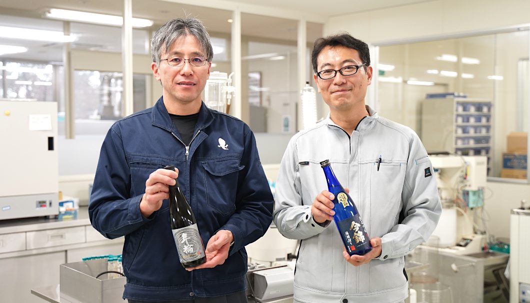 米澤酒造 杜氏・坂口俊弥さんと、伊那食品工業 研究開発部・酒井武彦さん
