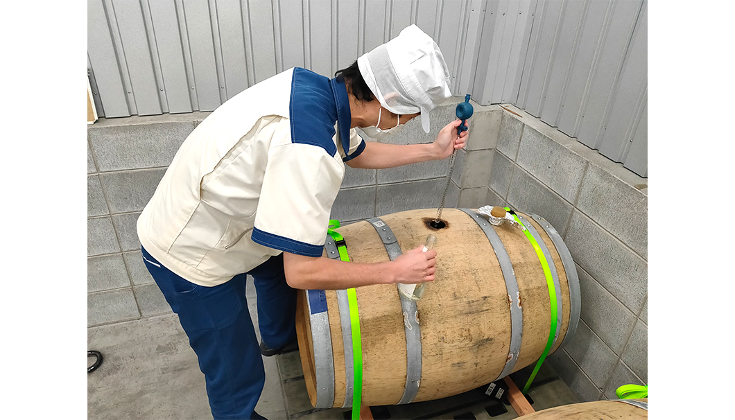 ワイン樽貯蔵の日本酒のサンプリング