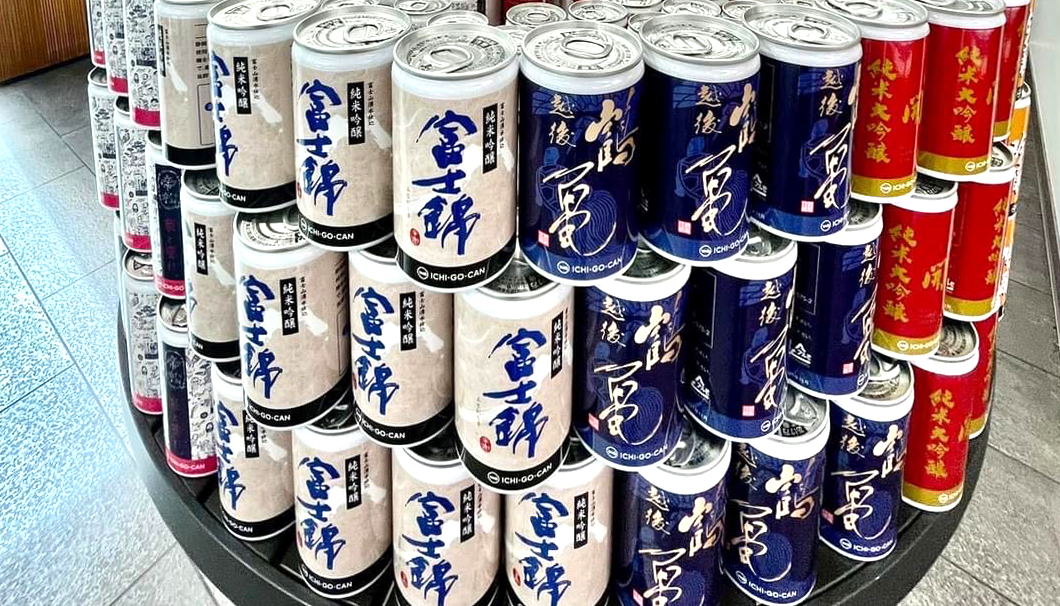 缶の日本酒が店頭に並んでいる様子