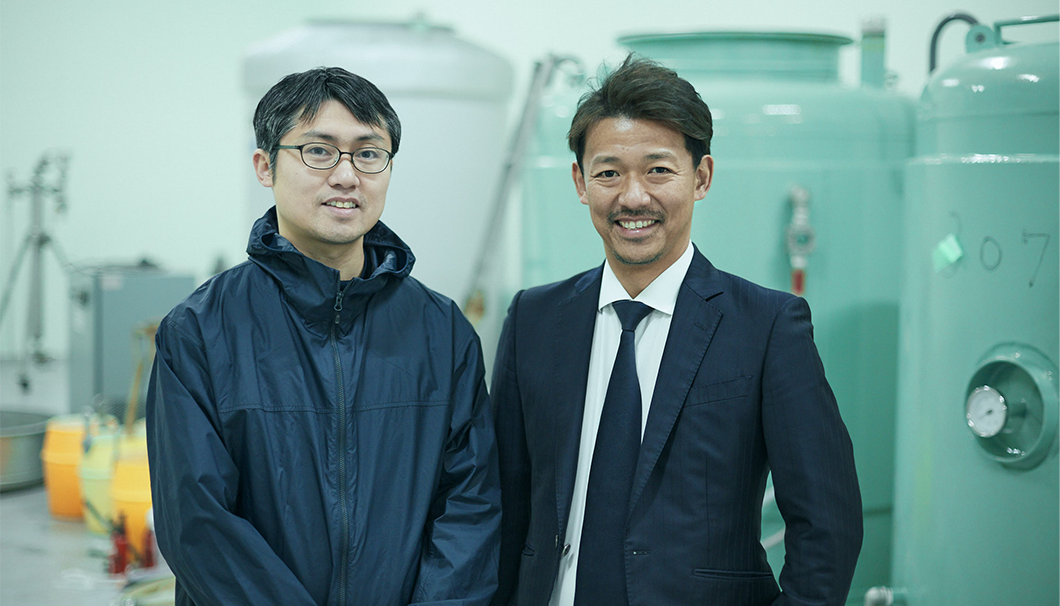 山三酒造の代表取締役社長 荻原慎二さん（右）と杜氏 栗原由貴さん（左）