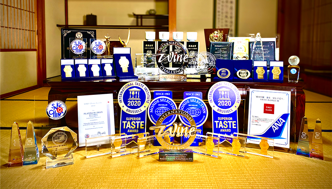 渡辺酒造店が獲得した日本酒コンテストのトロフィーや賞状