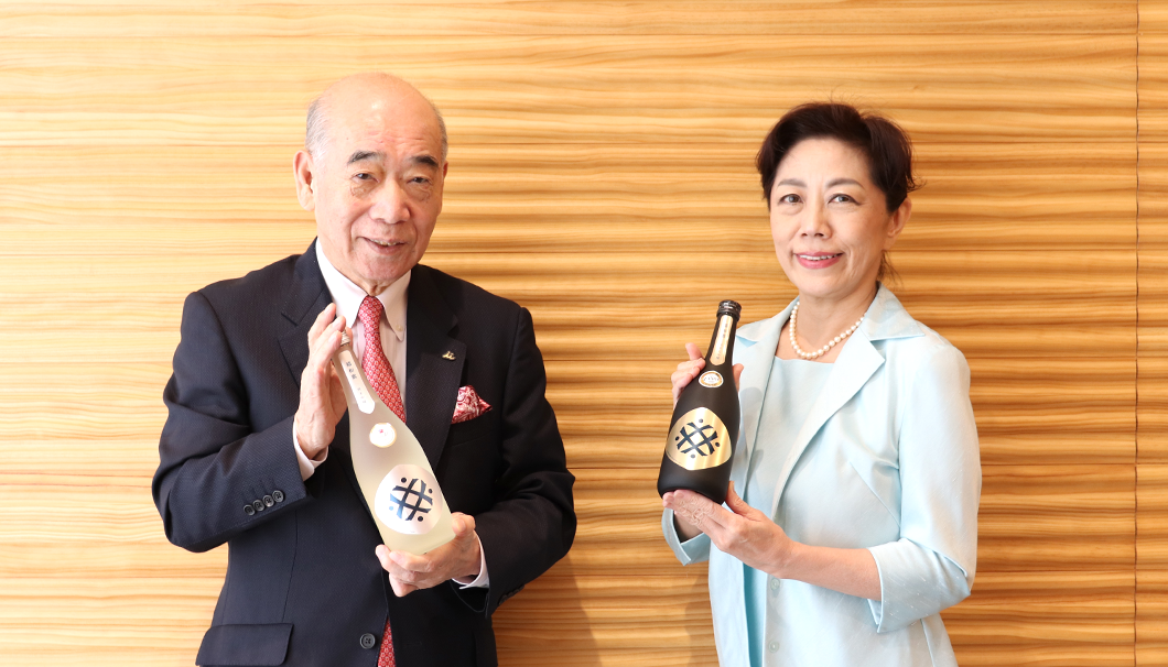 井村屋グループ 取締役会議長の浅田剛夫さん（左）と、トータル飲料コーディネーターの友田晶子さん（右）