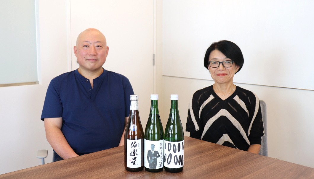 新澤醸造店の代表取締役・新澤巖夫さん（左）と今田酒造本店の代表取締役・今田美穂さん（右）