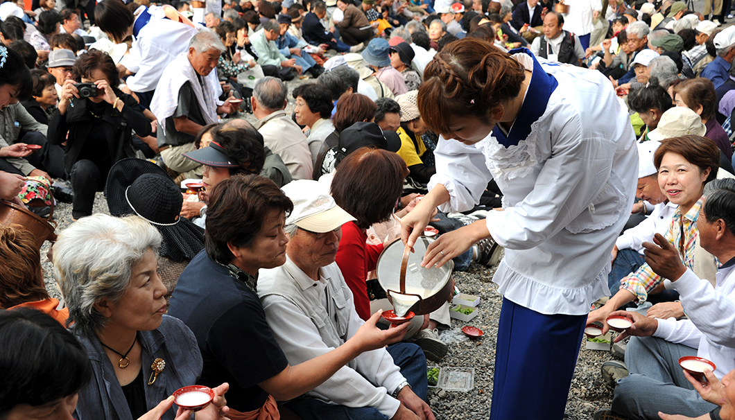 白川村の伝統行事「どぶろく祭」の様子