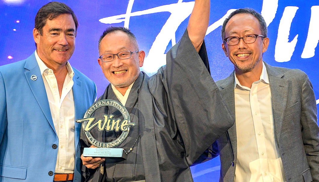 「IWC 2023」の授賞式に参加した杜氏の湯川慎一さん(中央)
