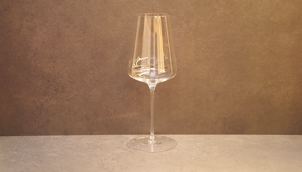 ボウル部分の重心が下にあるワイングラスの例