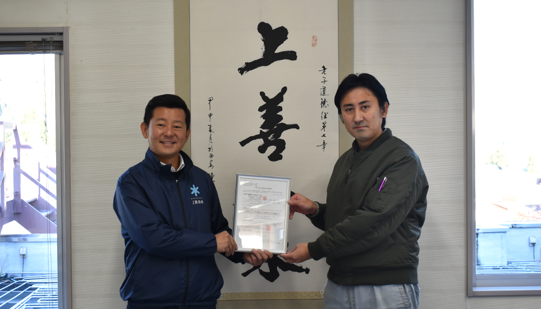 白瀧酒造 代表取締役社長 高橋晋太郎さん（左）と、さくらファーム 代表 今村将哉さん（右）