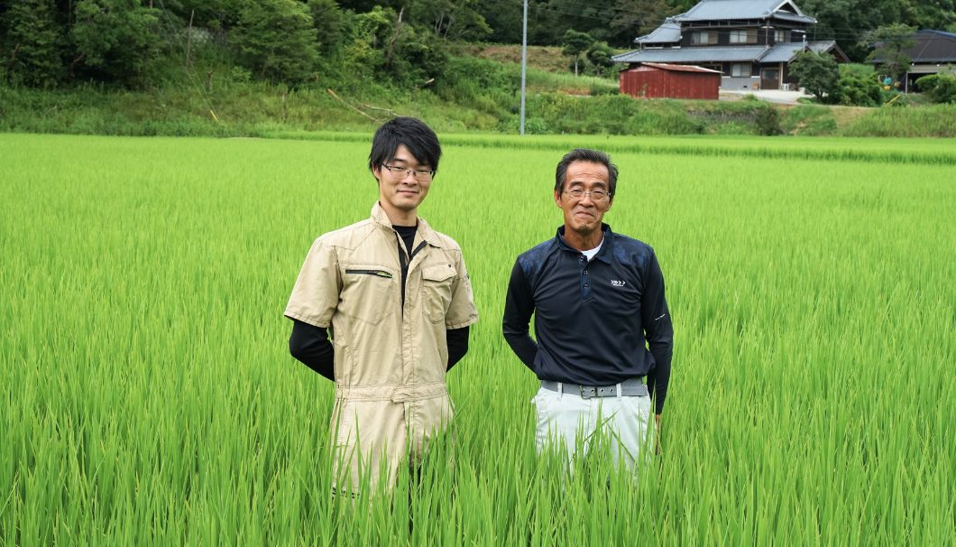 山田錦を栽培する前田典生さん(右)と嵩人さん(左)