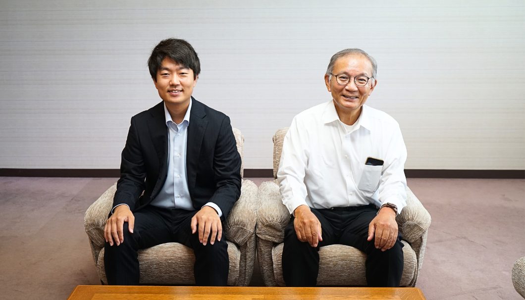 緑川酒造の会長 大平俊治さん（右）と新社長の大平一幾さん（左）