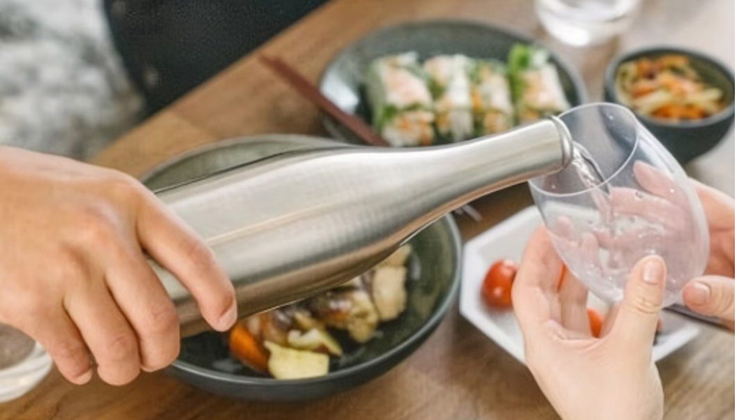 専用のステンレスボトルに入れて、酒蔵から日本酒を直接お届けするサービス「カヨイ」